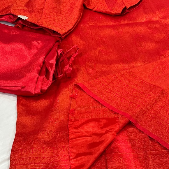 Kanjivaram Red Silk Saree with Stitched Blouse - Picture 5 of 5